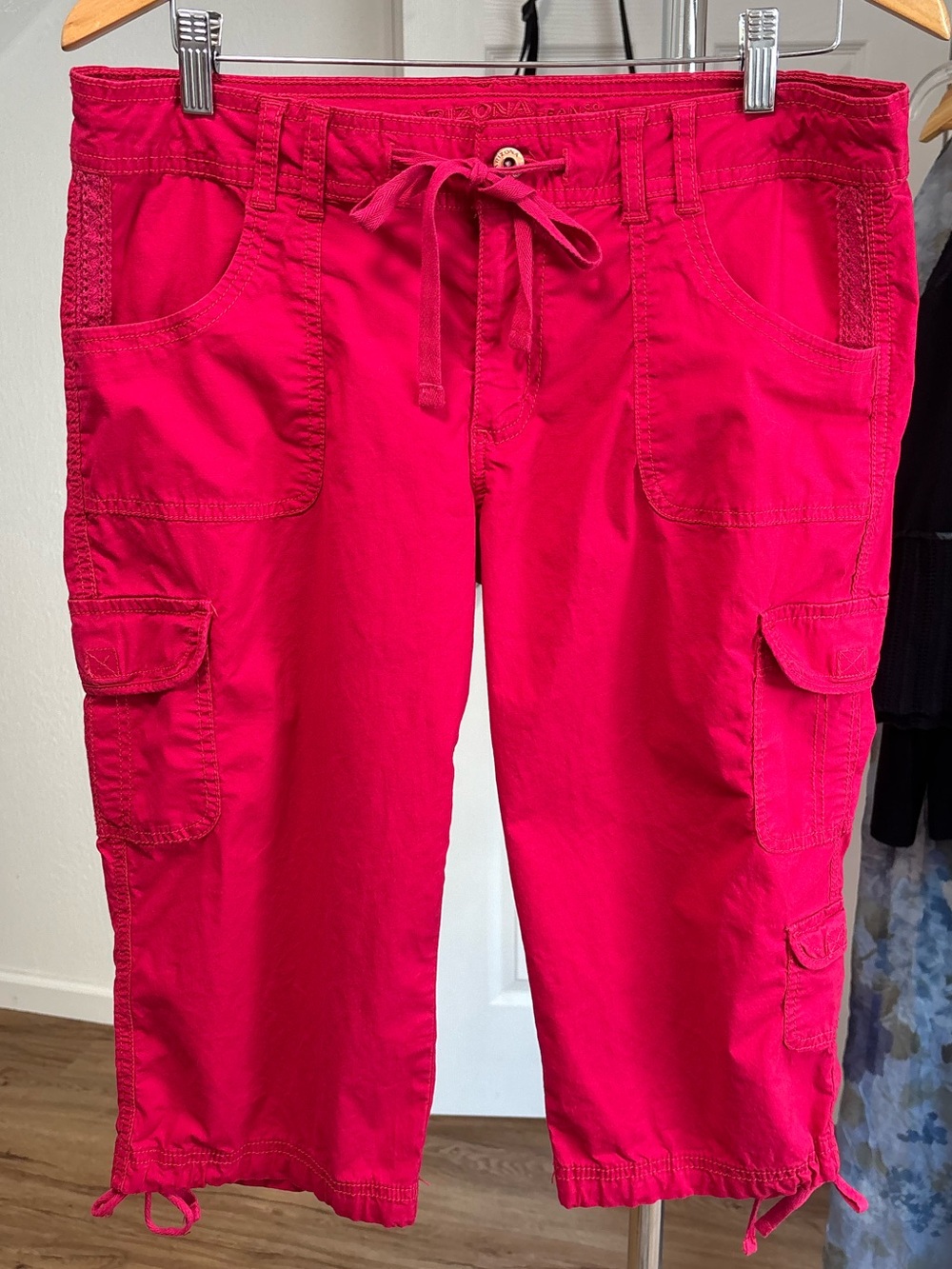 Bright pink/magenta y2k style cargo capris. Arizona Jean Co size 15